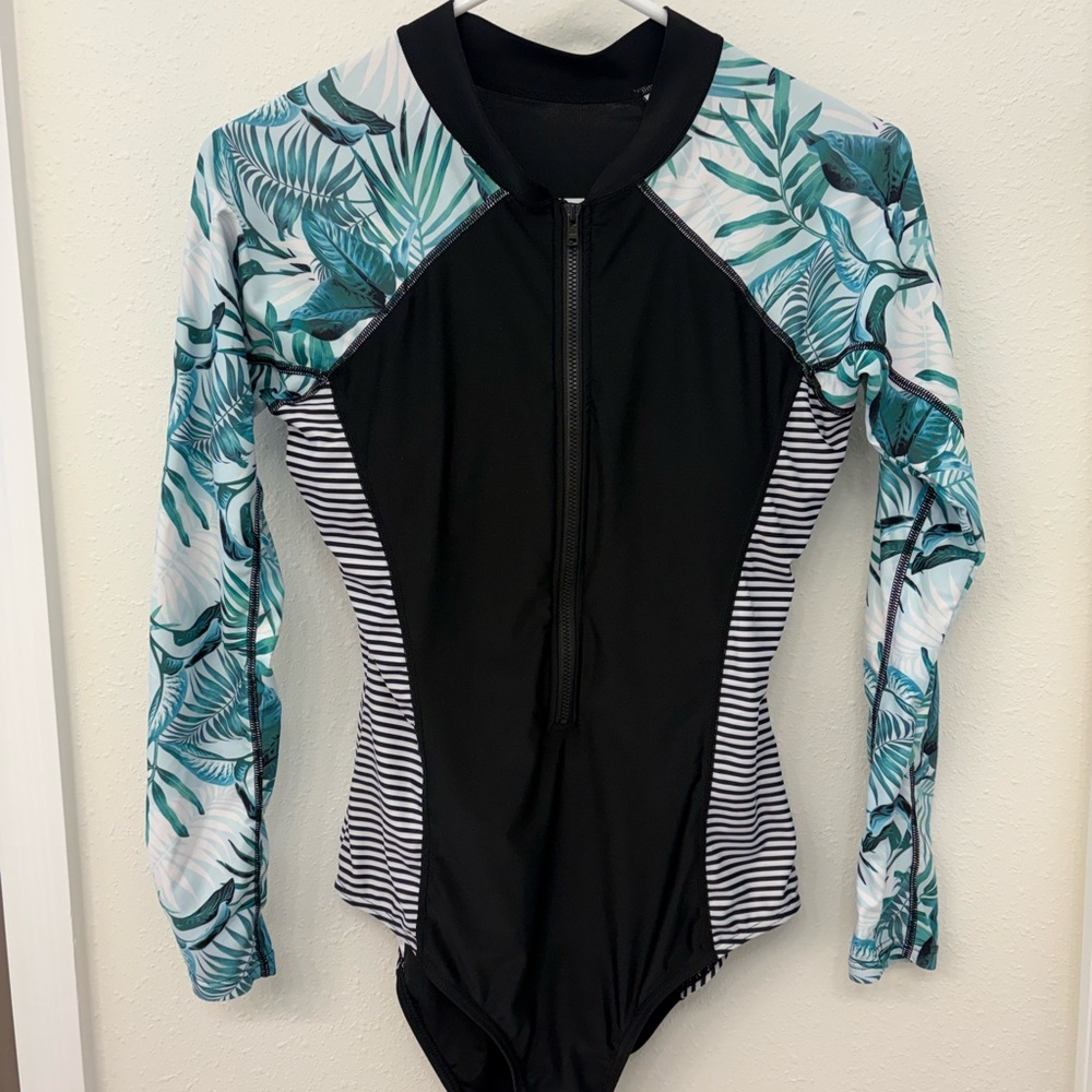 Rash guard/Swimsuit